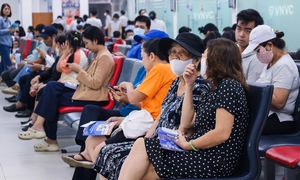 Many people rush to get vaccinated to prevent influenza