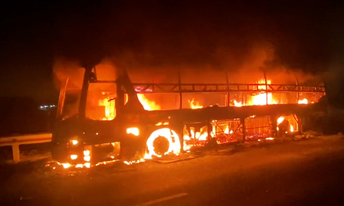 Bus carrying dozens of passengers catches fire on TP HCM - Trung Luong expressway