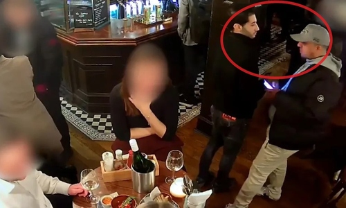 Two men jailed for coordinated bag theft in front of victim