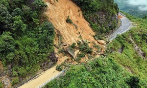 Emergency declared for landslides on Khanh Le Pass and several roads
