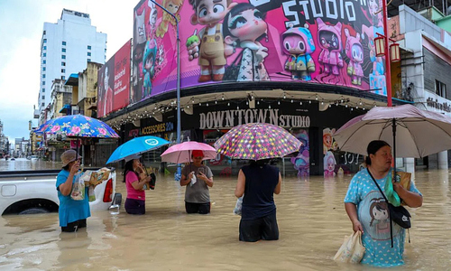 Thousands of tourists stranded in Thailand due to floods