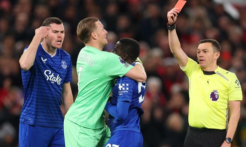 Man Utd lose to Everton despite numerical advantage in Premier League