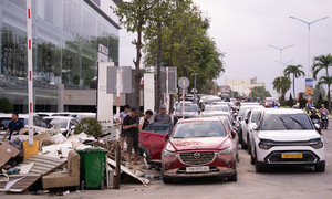 Nha Trang garages overwhelmed with damaged cars after flood