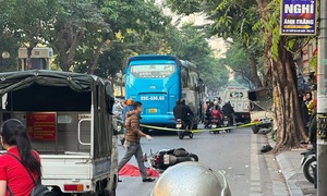 Woman dies after collision with passenger bus on Hanoi street