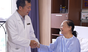 Knee replacement for elderly diabetic woman