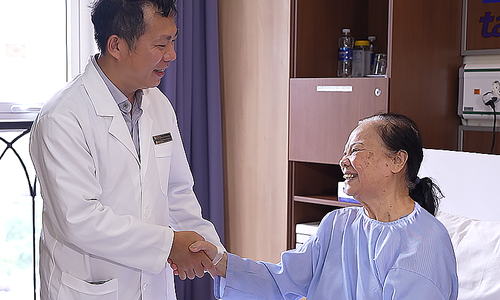 Knee replacement for elderly diabetic woman