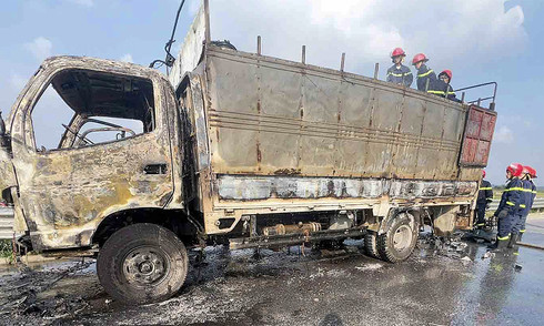Truck engulfed in flames on Ham Nghi - Vung Ang expressway