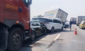 Six cars in chain collision on Trung Luong expressway