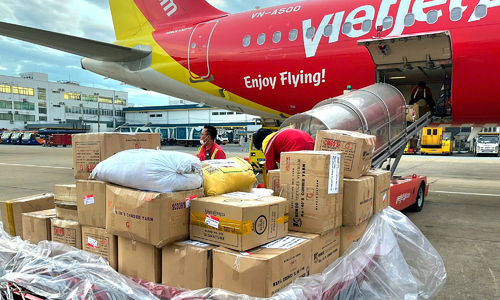 Over 200 tons of goods transported free of charge to flood-affected areas by Vietjet