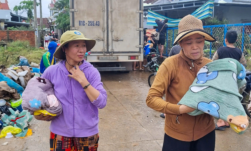 Sponsoring students in hardship after floods