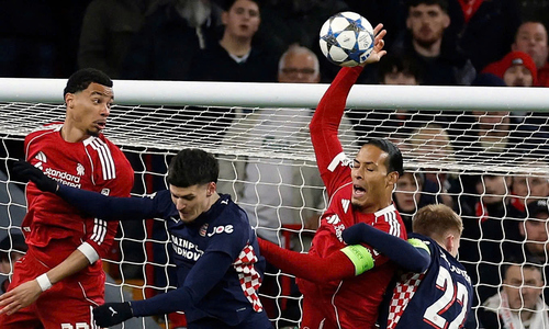 Van Dijk 'plays volleyball' in Liverpool's disastrous defeat