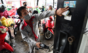 Gasoline price drops to 20,000 dong per liter