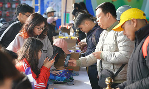 Hanoi parents queue for Kun Marathon 2025 bibs