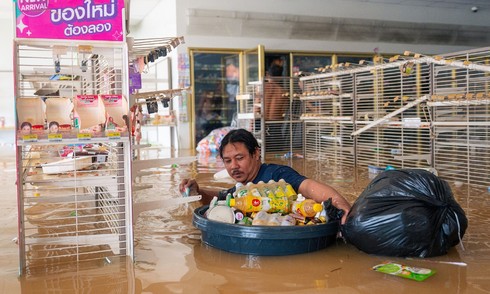 Southern Thailand provincial morgue overloaded after floods