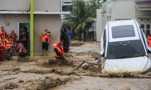 Death toll from floods in Indonesia rises to 174