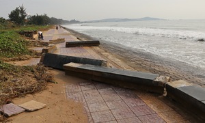 High waves break multiple embankment sections along Phan Thiet coast