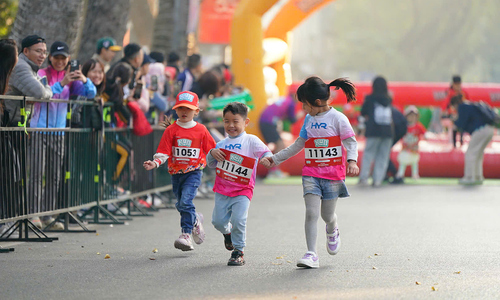 2,000 child runners compete in Hanoi's early winter chill