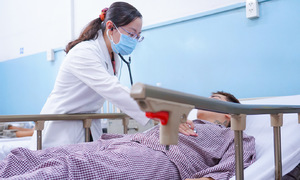 Why is TP HCM experiencing numerous food poisoning cases despite cooler weather?