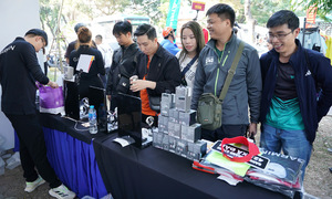 Hanoi night run expo crowded with runners experiencing and shopping