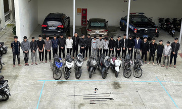 Dozens of teenagers wielding weapons cause chaos in Da Nang city center