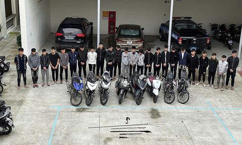 Dozens of teenagers wielding weapons cause chaos in Da Nang city center
