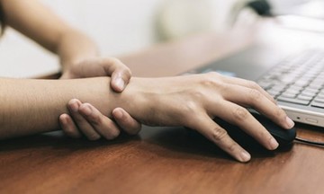 Easily dropping objects warns of carpal tunnel syndrome