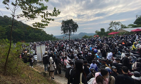 Why do tourist destinations repeatedly face 'overwhelm'?