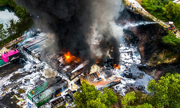 Large fire erupts at Da Nang suburban parking lot