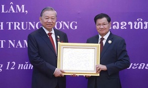 Laos confers national gold order on General Secretary To Lam