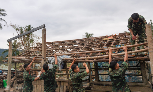 Soldiers help Hoa Thinh residents rebuild homes after floods