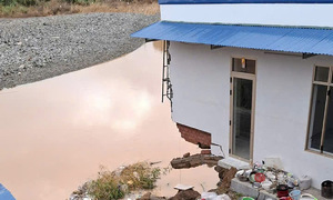Da Nhim riverbank landslide encroaches on residential area in Lam Dong