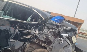 Passenger bus crashes into 4-seater car, Thang Long bridge severely congested