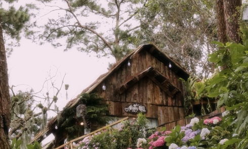 Cafe owner's TVB-style teasing voice attracts customers