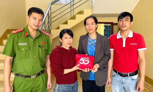 Woman returns 117 million dong found in raincoat bag