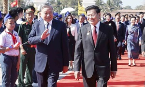 General secretary attends inauguration of Laos-Vietnam friendship park