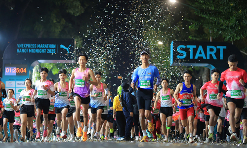 10,000 athletes electrify Hanoi streets at VnExpress Marathon