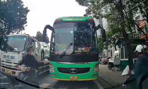 Passenger bus blocks oncoming lane, causing traffic disruption