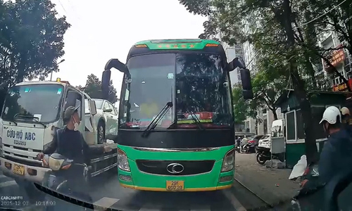 Passenger bus blocks oncoming lane, causing traffic disruption