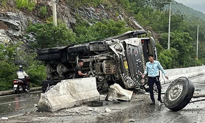 Truck overturns on road connecting Nha Trang to Cam Ranh