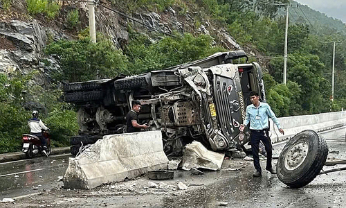 Truck overturns on road connecting Nha Trang to Cam Ranh