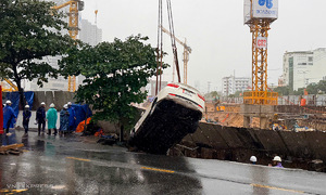 Sinkhole swallows two cars in central Da Nang