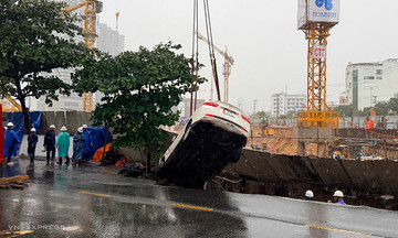 Sinkhole swallows two cars in central Da Nang