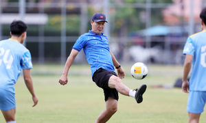 Coach Kim Sang-sik showcases skills with Vietnam U22