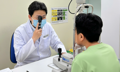 Can congenital ptosis in children be cured?