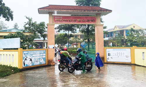 Parents withdraw children four times to protest deputy principal