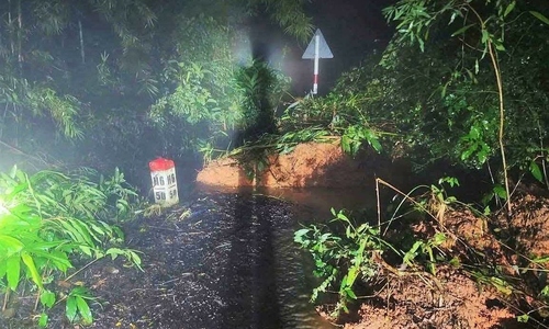 Gia Bac Pass landslide cuts off national highway 28