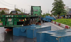 Steel Block Falls from Container, Injuring Motorcyclist