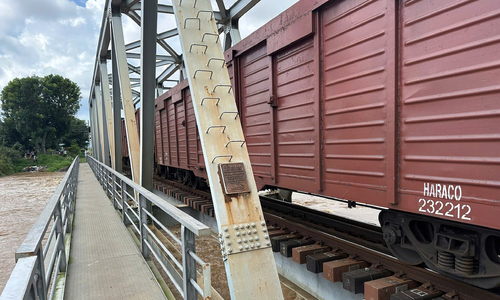 200-ton cargo train deployed to block floods, protect railway bridge in Lam Dong