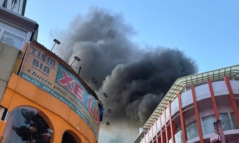 Fire at central Ho Chi Minh City restaurant, five rescued from rooftop