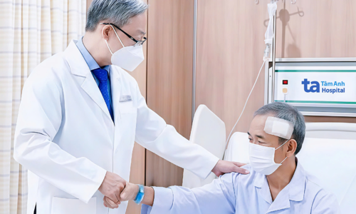 Robot assists doctors in stroke intervention, clipping aneurysm for patient